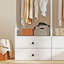 Système d'organisation modulaire blanc avec 3 tringles, 5 tablettes et 4 tiroirs