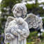 Statue d'enfant enfant ange tenant un chiot Magensium-212727410