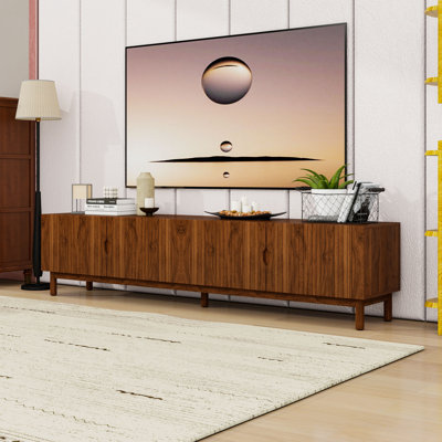 Meuble télé moderne avec portes d'armoire rainurées, tablettes réglables et gestion des câbles dissimulée