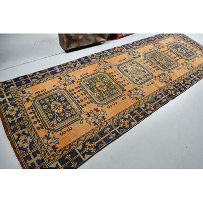 Tapis de couloir vintage turc Oushak avec un design bohème organique orange vif idéal pour les espaces de cuisine et de couloir