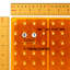 Présentoir de plancher perforé orange sur une base de studio rotative avec (50) crochets transparents de 6 po
