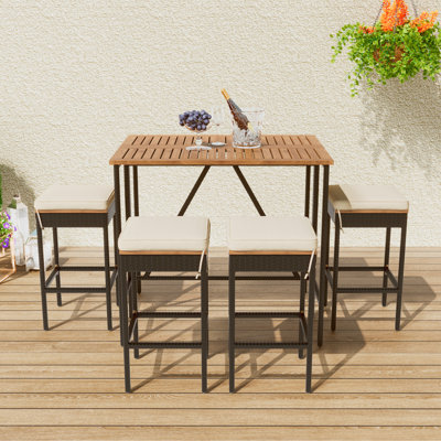 Table de bar 5 pièces à hauteur de bar en bois d'acacia et quatre tabourets avec coussins, table de salle à manger en osier de rotin PE, ensemble bistro pour salle à manger haute, meubles de patio toutes saisons