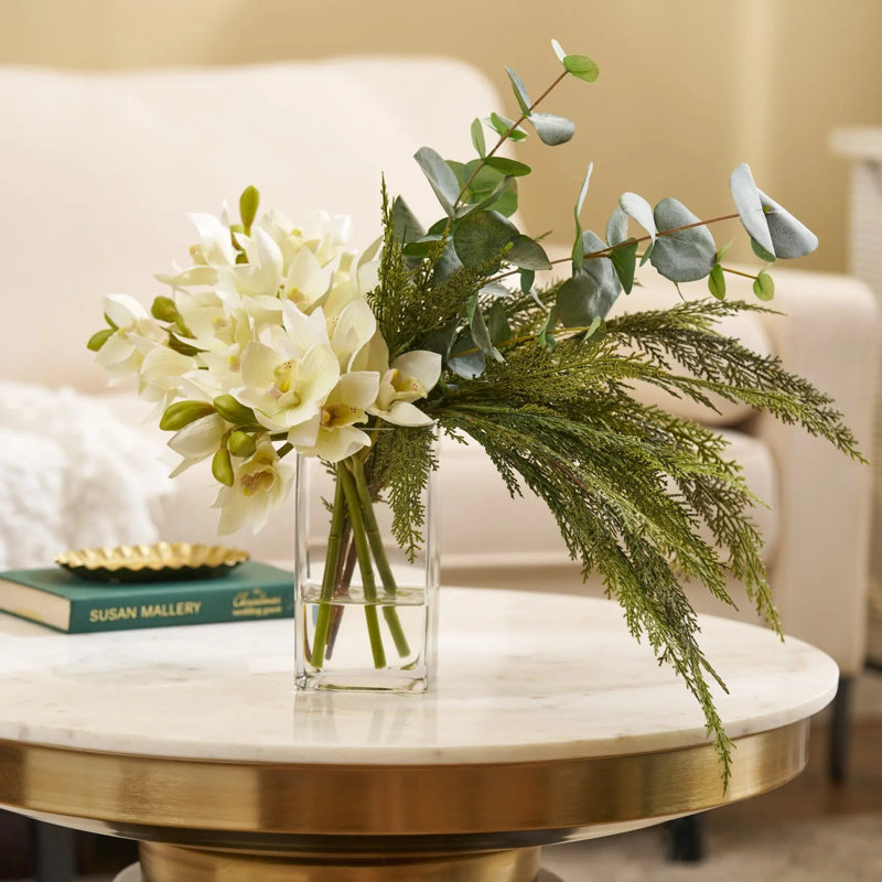 Orchidée de Noël - fleurs de cymbidium crème, véritable cèdre tactile et arrangement d'eucalyptus botanique