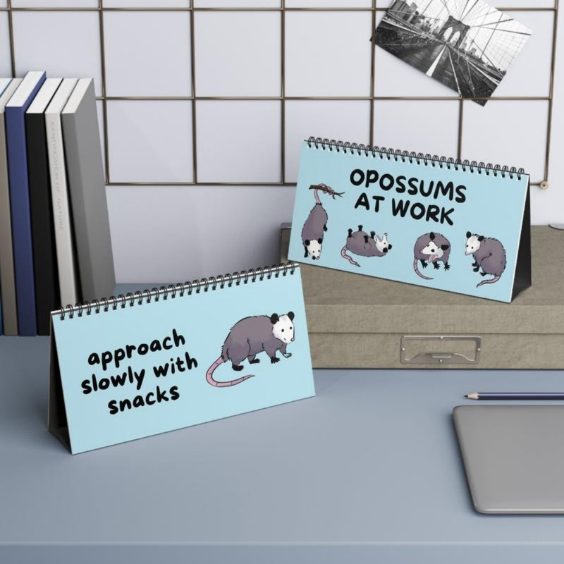 Affiche humoristique « Opossums au travail », 12 pages en spirale, format 25 x 12,5 cm, idéale pour afficher son humeur au bureau. Cadeau parfait pour les professionnels.