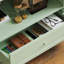 Buffet de couloir contemporain avec portes et tiroirs en verre double - menthe. Qualité fine, robustesse des pieds en bois massif, protection trempée. Tablette réglable, espace pratique. 28 po x l 15 po x 38 po