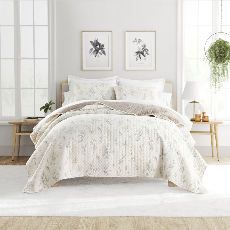 Becky Cameron Floral Quilt, Twin/TwinXL Quilt + 1 Standard Sham
