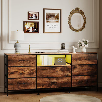 Commode de meuble télé à DEL avec 8 tiroirs en tissu, structure en acier, station de charge et prises intégrées, console multimédia pour téléviseurs de 65 à 75 pouces, rangement pour le salon et la chambre à coucher, brun, États-Unis