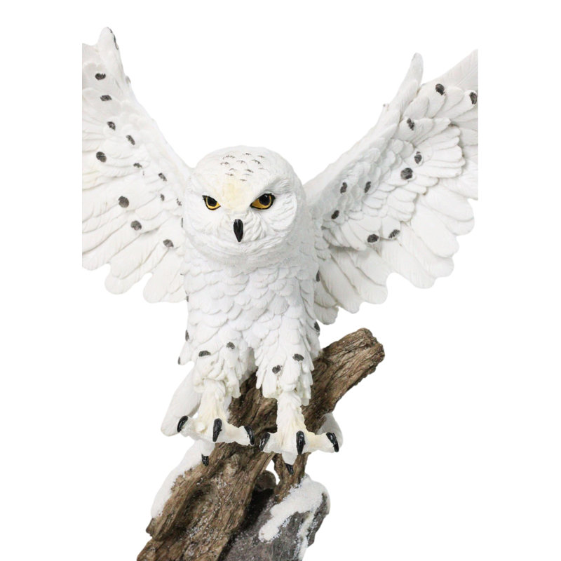 Statue de chouette d'hiver enneigée avec des ailes enneigées sur une souche enneigée H 14 po