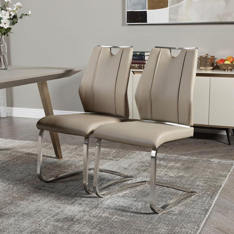 Ensemble de deux chaises d'appoint de salle à manger revêtues de cuir taupe et argent, Taupe