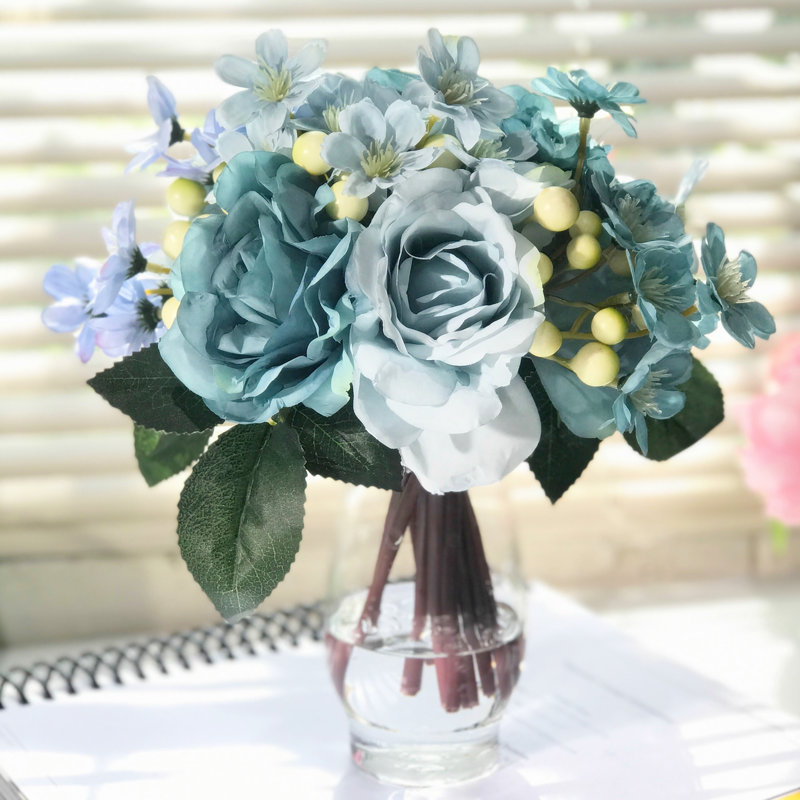 Arrangement floral en soie mélangée dans un vase, Azur