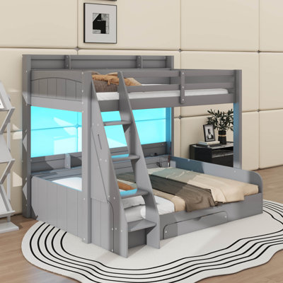 Lit simple superposé au dessus d'un lit double avec station de charge et tiroir