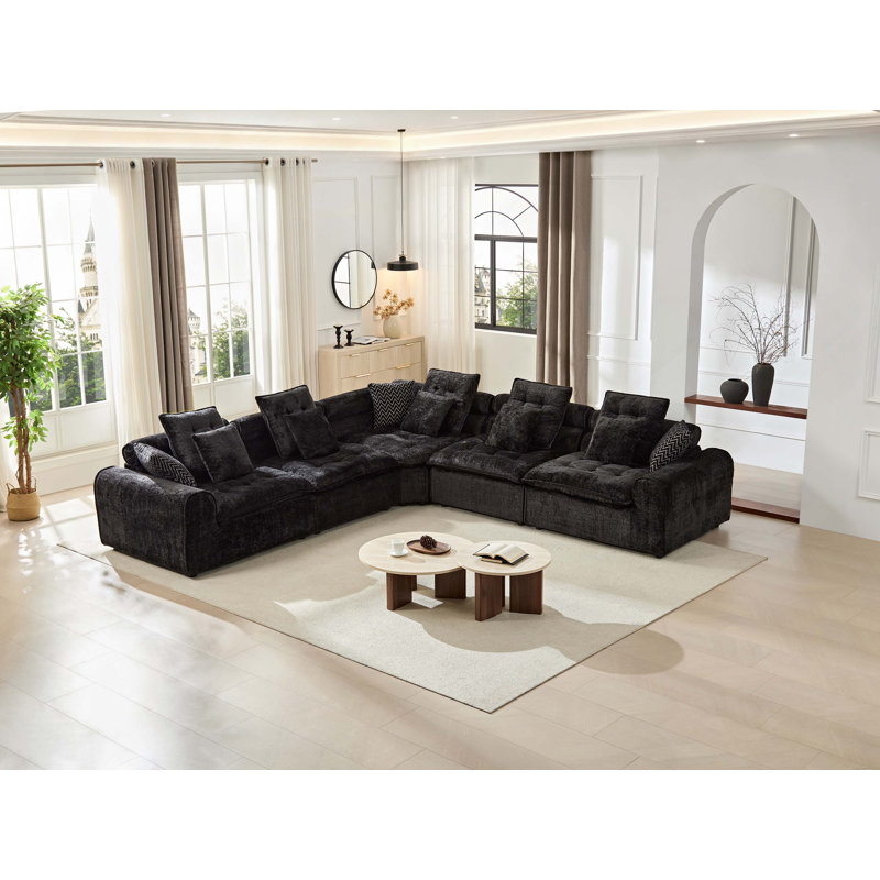 Canapé d'angle modulaire en laine d'agneau noire moelleuse de 316 cm (124,3 po), avec assise profonde et confortable, et coussins décoratifs pour le salon.