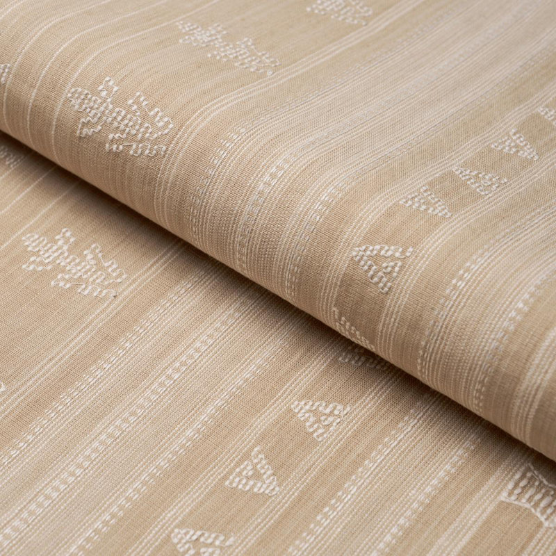 Tissu en coton brodé Schumacher x Patterson Flynn Nima, Tanné