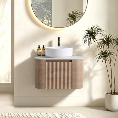 Meuble-lavabo Erba de 24 po avec lavabo, armoire murale en chêne miel avec porte-serviettes gratuit, conception simple de lavabo en céramique blanche, sans drain et robinet, pré-assemblé