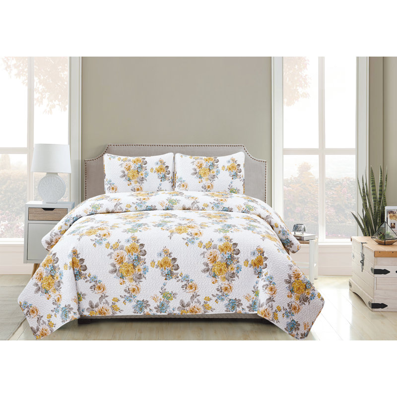 Luna Polyester Percale Floral Quilt, King Quilt + 2 King Shams