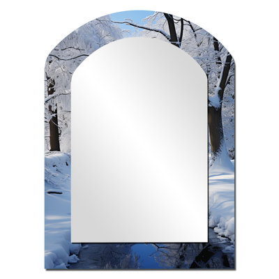 «Winter Snowy Serenity II - Winter Landscape», grand miroir mural asymétrique blanc
