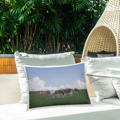 Coussin d'extérieur imprimé "Grazing Bovins with Low Clouds" par Jan Voerman