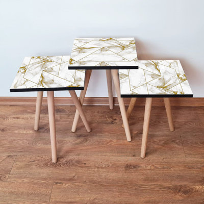 Ensemble de 3 tables gigognes modernes (blanc et doré) 13,8 po x 20,5 po x 13,8 po | 100% panneau de fibres à densité moyenne avec pieds en bois de hêtre, conception géométrique épurée | Parfait pour le salon, le bureau et la décoration intérieure élégante