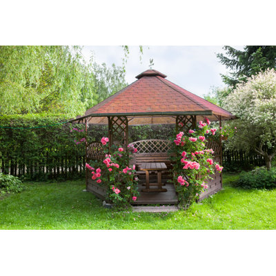 Pavillon de jardin extérieur en bois avec roses et fond de paysage d'été - Photographie sur toile tendue
