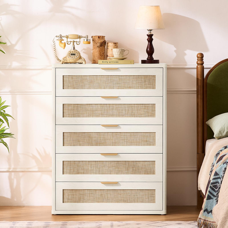 Ensemble de 2 commodes en rotin, style bohème, en bois : une commode à 6 tiroirs de 122 cm et une commode à 5 tiroirs de 107 cm. Mobilier de chambre.