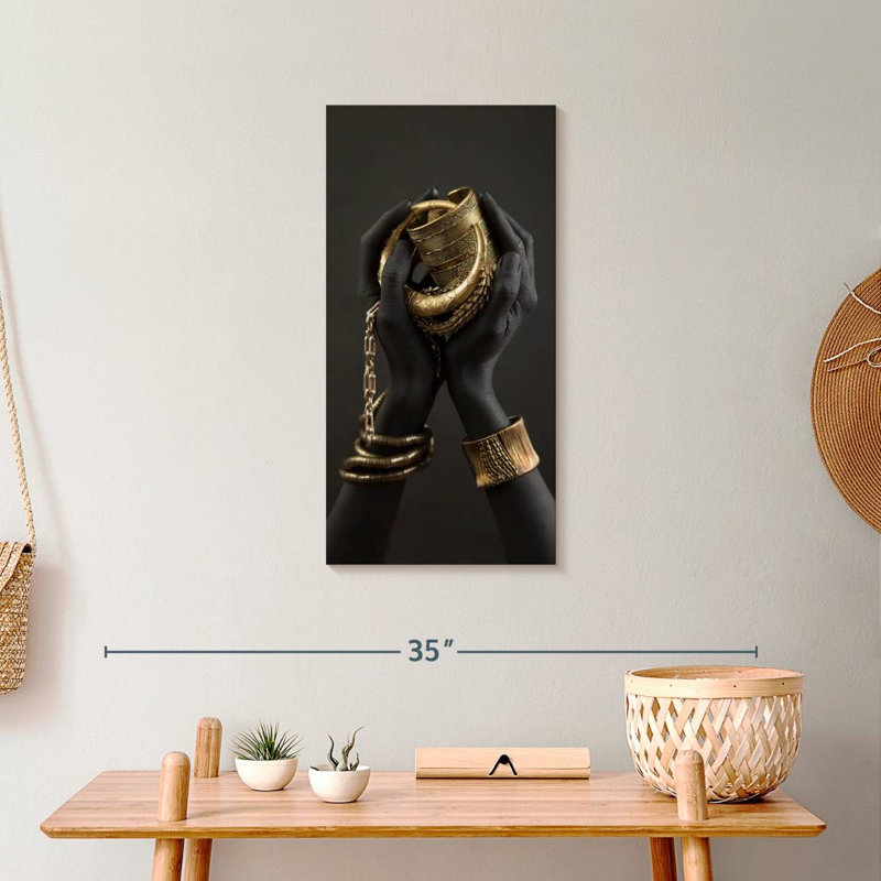 Femme africaine, mains dorées sur toile, H 24 po x l 12 po x P 1,25 po