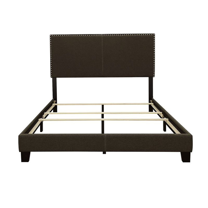 Grand lit gris anthracite avec garniture cloutée fascinante en métal, pieds en bois massif noir mat et support en mousse, garniture noire tendance