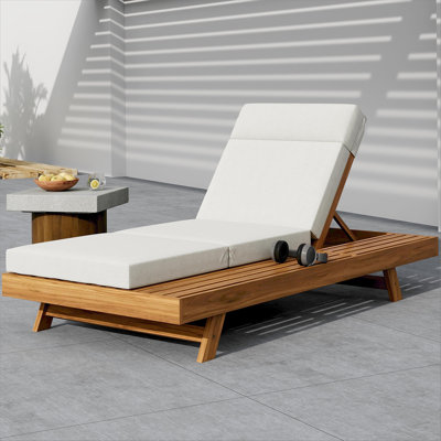 Chaise longue de patio en bois d'acacia Erich avec dossier réglable et coussin triple