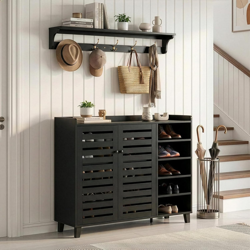 Meuble à chaussures noir moderne avec 2 portes à persiennes et 5 compartiments ouverts, rangement pour chaussures en MDF avec tablette supérieure, étagère à chaussures autoportante pour le couloir, le vestibule, le salon