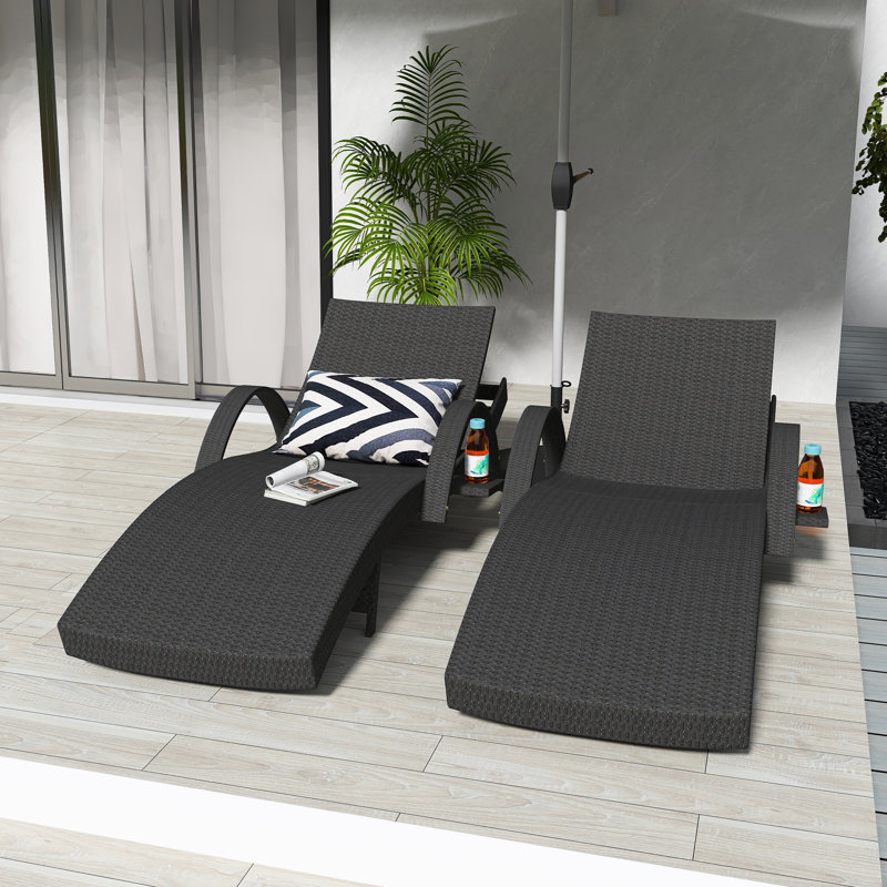 Ensemble de chaises longues d'extérieur en osier brun foncé de 80 pouces avec dossier réglable à 5 niveaux et table d'appoint escamotable en rotin