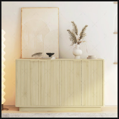 Buffet moderne en bois avec design cannelé, tablettes réglables et rangement spacieux pour une utilisation polyvalente dans n'importe quelle maison