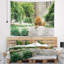 Paysage avec un grand lion couché sur des pierres dans une tapisserie du zoo-28496248