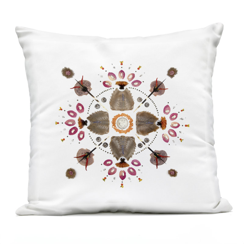 Coussin d'extérieur imprimé de la collection Symmetical Nautical, design par Beth Adoette