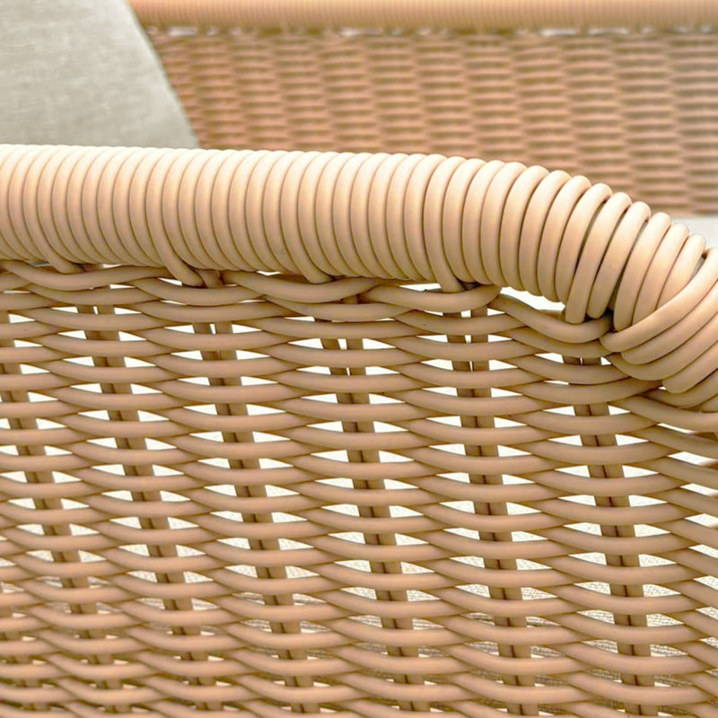 Chaise berçante d'extérieur beige en osier avec coussins, structure en bois massif