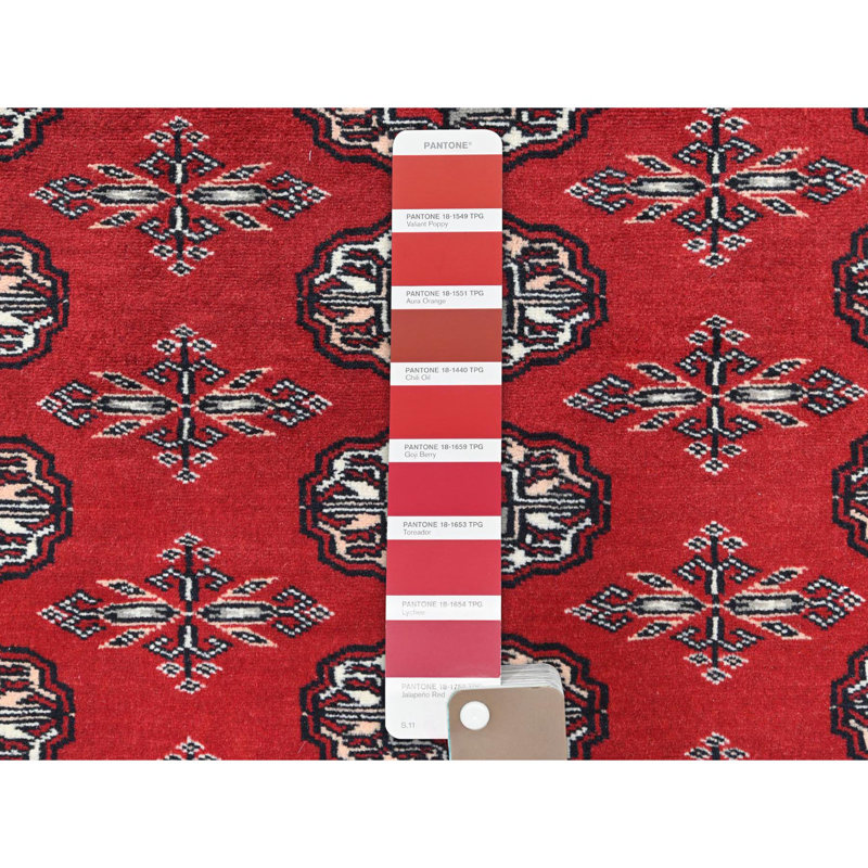 Tapis oriental en laine soyeuse noué à la main rouge profond et saturé 5 pi 1 po x 7 pi 9 po Mori Super Bokara 250 KPSI 8EFCB97E7774485CB230FE9CF498982A