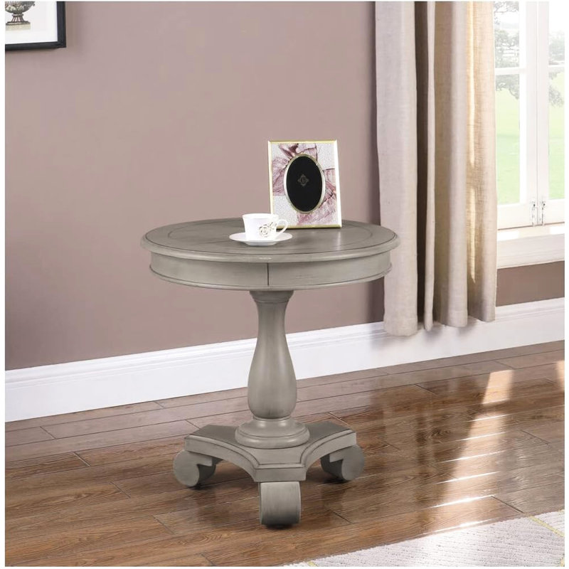 Table d'appoint ronde gris antique de style transitionnel pour salon, avec pied central orné, plateau spacieux et structure en bois d'ingénierie, dimensions : 66 x 66 x 69 cm