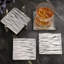 Ensemble de sous-verres carrés en aluminium texturé antique avec base feutrée et support (ensemble de 4)