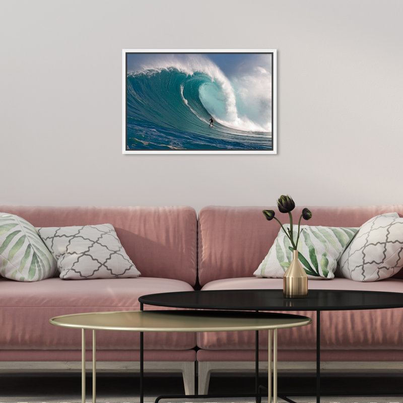«Surfer at Peahi» par David Fleetham - reproduction de photo sur toile, H 10 po x l 15 po, Cadre blanc