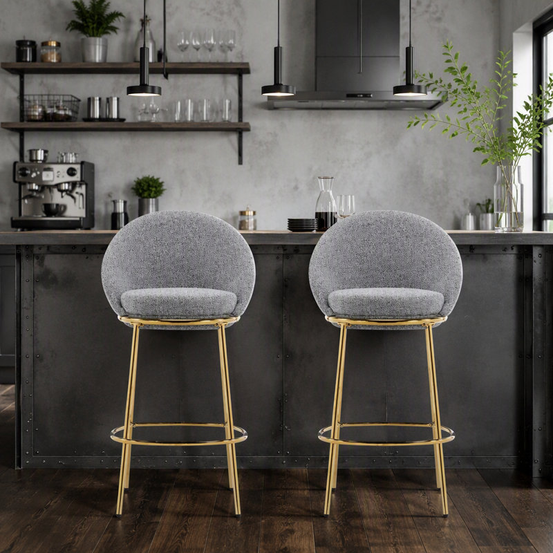 Ensemble de tabourets de bar intérieur en métal avec structure plaquée or, offrant confort et style pour les espaces de vie modernes.