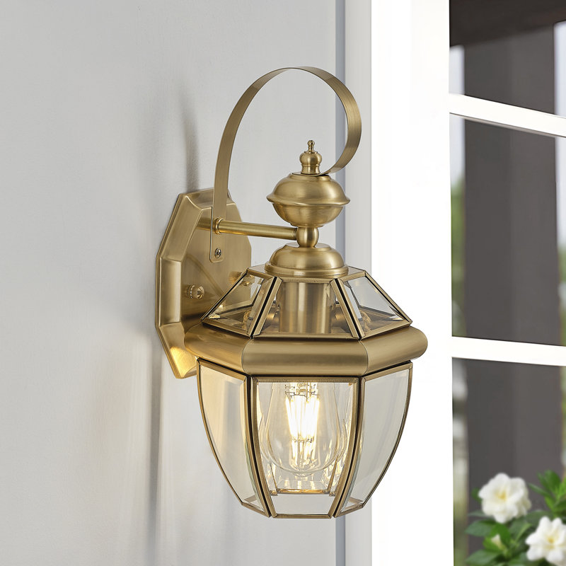 Lanterne murale d'extérieur 1 lumière Alexavier en laiton classique avec abat-jour en verre transparent