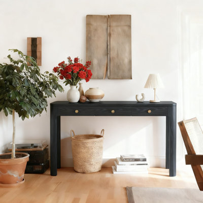 Console élégante en bois avec canapé et table d'entrée
