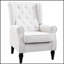 Fauteuil à oreilles confortable avec coussins capitonnés et accoudoirs arrondis pour un style de vie élégant-624937872
