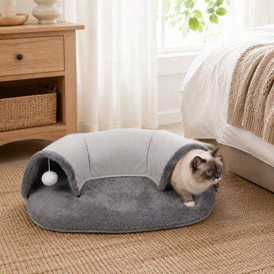 Lit-chat gris en forme de U avec boule pendante - nid doux 33,5 po x 27,6 po avec support en mousse viscoélastique, housse lavable amovible et base antidérapante, tunnel de jeu et de sommeil 2 en 1 pour chats d'intérieur (gris)