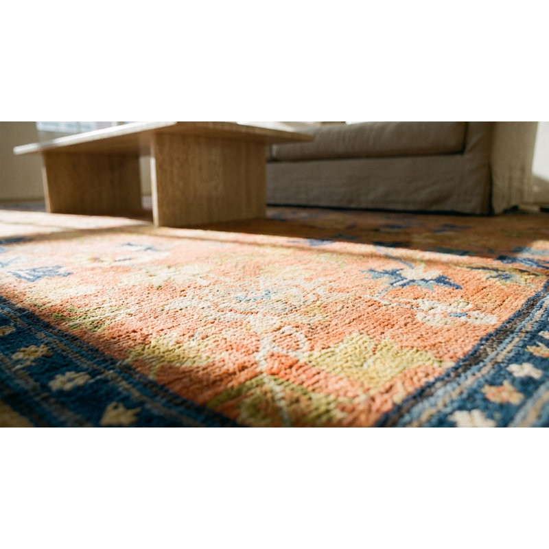 Tapis carré chinois à motif géométrique de couleur corail antique à la fin du 18e siècle