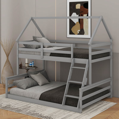 Lit superposé simple au dessus d'une chambre double avec échelle intégrée