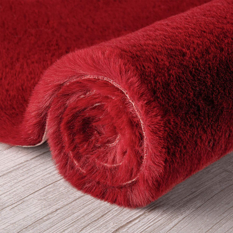 Tapis rouge en fausse fourrure tissé à la machine Novelty Herminda, Nouveauté 2 pi x 3 pi