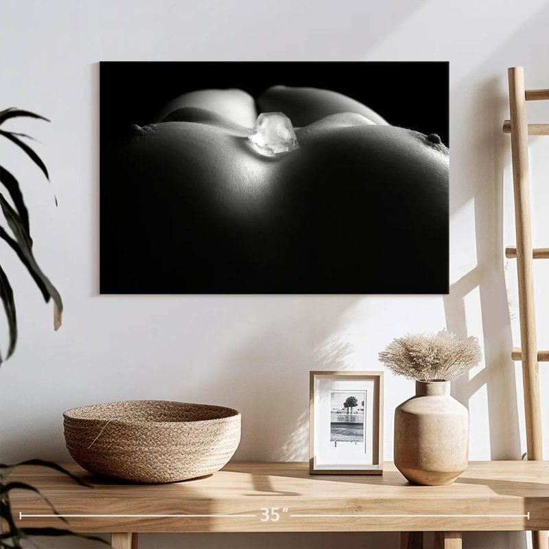 Glaçon sur la poitrine de femme I, H 16 po x l 24 po