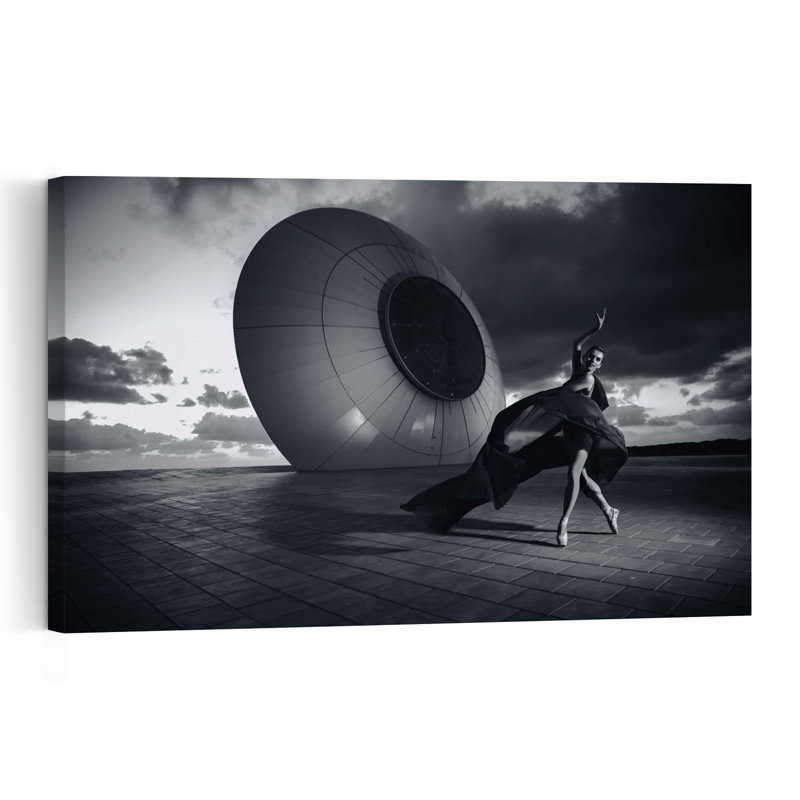Danser sous l'œil - Illustration murale contemporaine, dramatique et élégante représentant un paysage architectural.