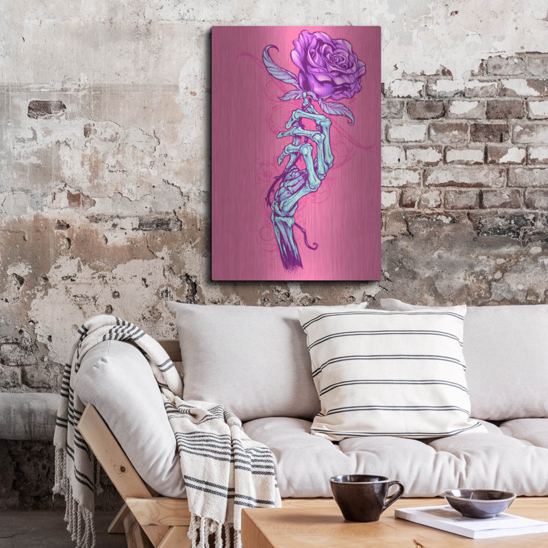 "Main squelette avec rose" par Flyland Designs, H 36 po x l 24 po