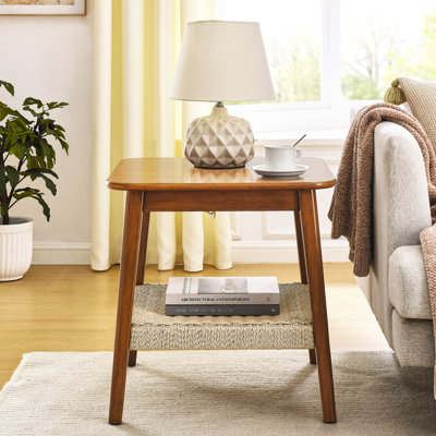 Table d'appoint de salon. Mid-Century 23 po avec tablette tissée. Finition noyer, pieds en bois massif. Table facile à installer pour la chambre à coucher. Tablette et rangement supplémentaire. Couleur, - surface