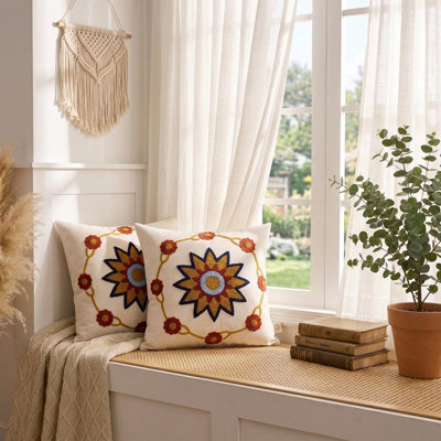 Housse de coussin brodée à motif floral bohème classique